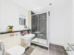 Un baño con ducha, inodoro y lavabo. en Duplex Apartment - Arts District Liverpool, en Liverpool
