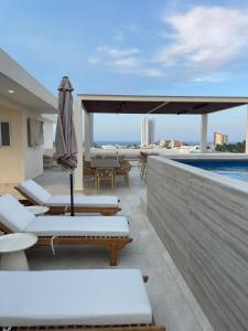 Balkón nebo terasa v ubytování Luxury 2-Bedroom Apartment with amazing view - Infinity Pool and Rooftop in Building