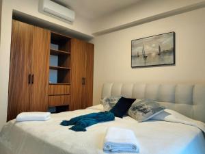 a bedroom with a large white bed with two pillows at Luxury 2-Bedroom Apartment with amazing view - Infinity Pool and Rooftop in Building in Veracruz +15 photos