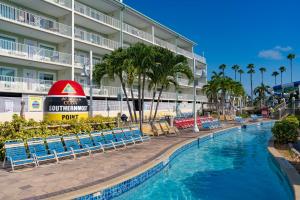 クリアウォーター・ビーチにあるHoliday Inn & Suites Clearwater Beach S-Harboursideのリゾートのスイミングプール(椅子付)とホテルを利用できます。