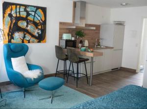 a kitchen with a table and chairs in a room at Studio-Parkplatz-Netflix-Balkon in Plochingen