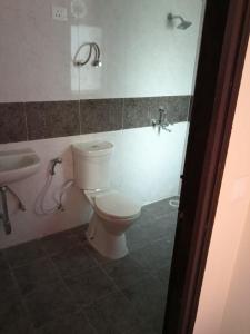 um banheiro com vaso sanitário e pia em Bell Rooms em Noida