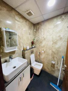 um banheiro com pia e vaso sanitário em Bell Rooms em Noida