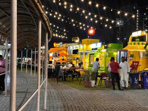 um grupo de food trucks estacionados em uma praça de alimentação em Bell Rooms em Noida