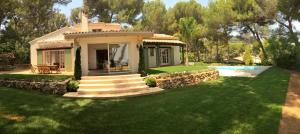 a small house in a yard with a pool at Villa Defendum in Vallauris