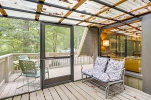 eine abgeschirmte Veranda mit 2 Stühlen auf einer Terrasse in der Unterkunft Bear Essentials 2 Mi to Smoky Mtns Natl Park in Townsend