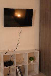 un téléviseur à écran plat accroché au mur dans l'établissement Bruné - Parañaque, à Manille