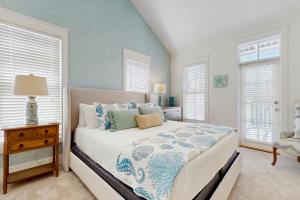Un dormitorio con una cama con un edredón azul y blanco. en Summer Edge Seas the Day, en Santa Rosa Beach 19 fotos más