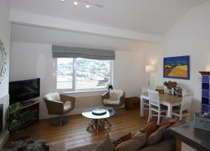 una sala de estar con un sofá y una mesa en Dart Views, en Dartmouth