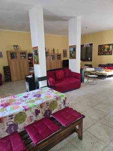una sala de estar con un sofá y una mesa en Villa Rosanna, en Caianello
