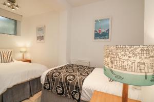 Un dormitorio con dos camas y una mesa dentro. en Dart Views, en Dartmouth