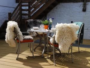 Una mesa con sillas peludas y una mesa con un tableablish en Dart Views, en Dartmouth