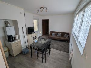 una sala de estar con una mesa y un sofá en Studio Foch 1, en Grand-Fort-Philippe