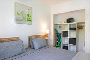 a bedroom with a bed and a painting on the wall at SALT 5 Sur la plage de la Baie Orientale appart 1ch in Orient Bay