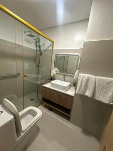 Koupelna v ubytování Unit 1111 Cozy New Penthouse with free WIFI, swimming pool, gym, fully air condition
