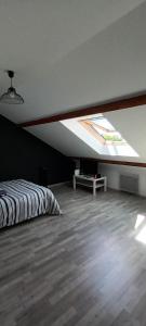 Ένα ή περισσότερα κρεβάτια σε δωμάτιο στο Chambre circuit des 24 heures +13 φωτογραφίες