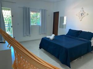 Schlafzimmer mit blauem Bett und blauer Bettwäsche in der Unterkunft Casa, piscina, churrasqueira, 200m da praia- By OASIS FERIAS in Conde