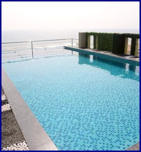 Piscina de la sau aproape de Beachfront Hotel The Luxuaray Bay ! Suite Puri +18 fotografii