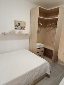 a bedroom with a bed and a walk in closet at Apartamento Centro in Montoro