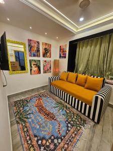 una sala de estar con un sofá y una alfombra en The Pali Den A Whisper of Pali Village, Bandra, en Bombay 27 fotos más