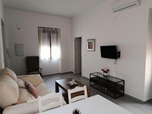 a living room with a couch and a tv at Apartamento Centro in Montoro