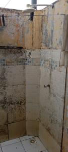 - une salle de bains sale pourvue d'une douche dans l'établissement Casa de praia do betto, à Itaporanga dʼAjuda