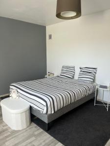 Ένα ή περισσότερα κρεβάτια σε δωμάτιο στο Chambre circuit des 24 heures