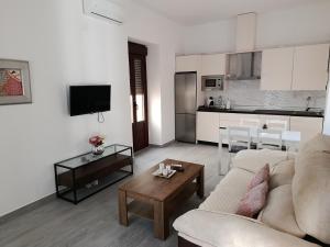 a living room with a couch and a table at Apartamento Centro in Montoro
