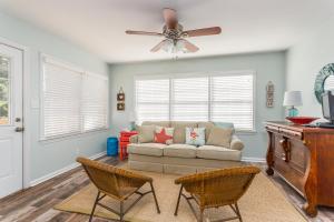 un salon avec un canapé et un ventilateur de plafond dans l'établissement 647 Demere Way, à Demere Park