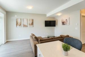 チリワックにあるBright & Modern 1-Bedroom Guest Suiteのソファとテレビのあるリビングルーム