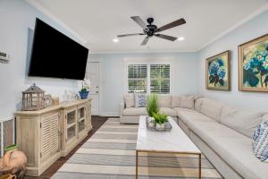 un soggiorno con divano e TV a schermo piatto di Demere House Condo #6 a Druid Oaks