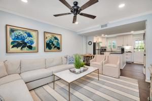 un soggiorno con un divano e un tavolo di Demere House Condo #6 a Druid Oaks