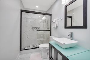 un bagno con wc, lavandino e doccia di Demere House Condo #6 a Druid Oaks Altre 8 foto