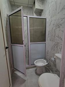 a bathroom with a shower and a toilet and a sink at Refugio Urbano 2 in Corrientes +10 photos