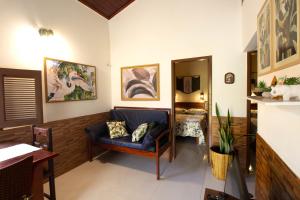 a living room with a couch and a mirror at Casinha Canoa - Casa Com Ar-Condicionados e Localização Perfeita in Canoa Quebrada
