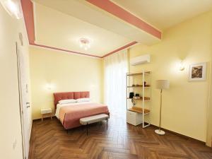 Una cama o camas en una habitación de The Ypnos Suite