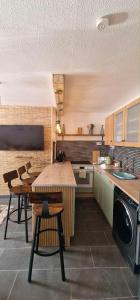 eine Küche mit einem Tisch und Stühlen darin in der Unterkunft Taff Cottage - Free parking, Fast Wifi, Cosy vibe in Cardiff