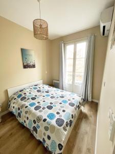 a bedroom with a bed and a window at Comédie ST-Roch - T2 - Hypercentre Gare - CLIM & NETFLIX in Montpellier