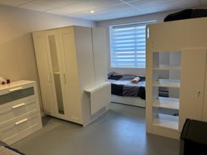 モントリオールにあるLa maison internationale de Montréalのベッドと窓のある小さな寝室