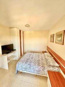 a bedroom with a bed and a flat screen tv at Apartamento 2 quartos em Rio Quente in Rio Quente +7 photos