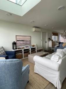 Un lugar para sentarse en Beachfront Luxury with 4BR and Views 37 fotos más