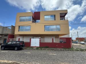 埃斯帕戈斯Paz, Tranquilidade e Conforto的一栋建筑前停着一辆车