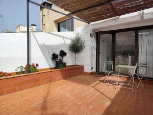 a patio with a table and chairs on a building at Mazi Plaça Gran in Mataró