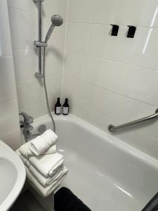 Ένα μπάνιο στο Skyline & Tollwood Apartment