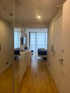 バトゥミにあるApartment front seaの机と椅子のある廊下のあるオフィス