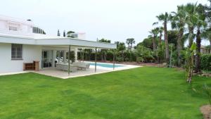 Bazén v ubytování Luxury Beach House nebo v jeho okolí