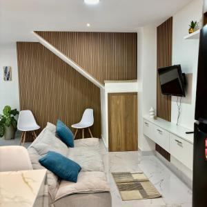 Μια τηλεόραση ή/και κέντρο ψυχαγωγίας στο Apartamento de lujo a pocos minutos del centro