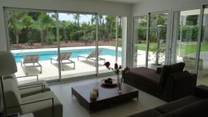Bazén v ubytování Luxury Beach House nebo v jeho okolí