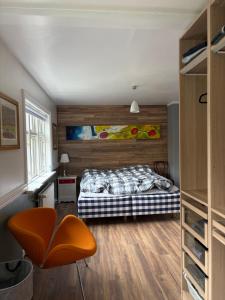 Postel nebo postele na pokoji v ubytování Newly renovated house in the old part of Isafjordur sleeps 5 in 3 bedrooms