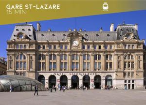 アニエール・シュル・セーヌにあるLe coin cosyの時計付きの大きな建物